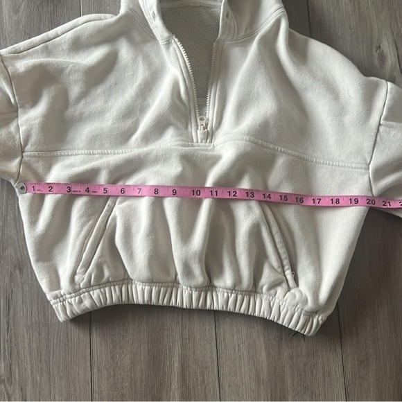 Alo | Stadium Cropped Hoodie - Picture 3 of 6